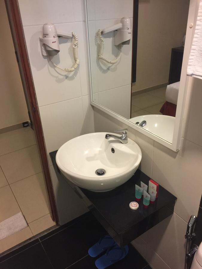 Premierz Hotel Labuan Exteriör bild